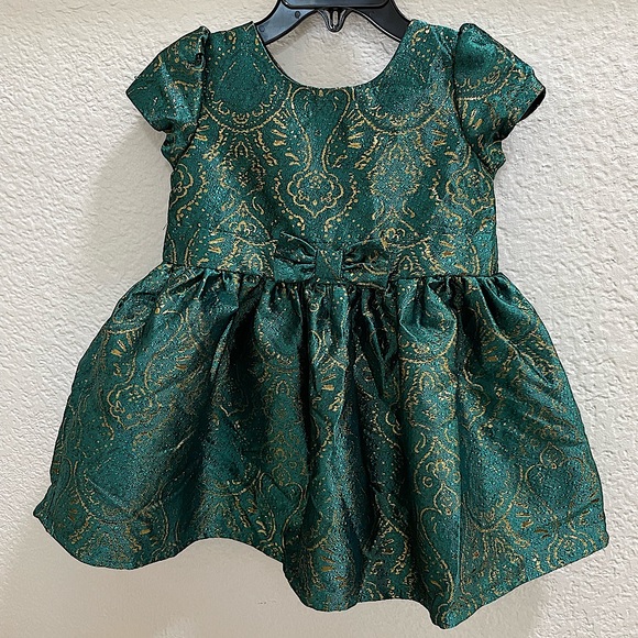 Toddler green and gold dress size 2T. Gently used.
*Pet free/ Smoke free home